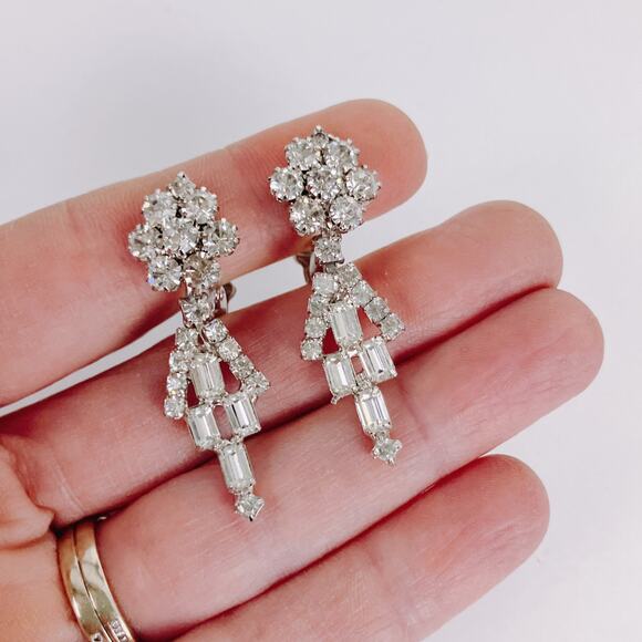 VTG 1950s Mid Century Clear Rhinestone Chandelier Dangle Clip On Earrings - Picture 3 of 9